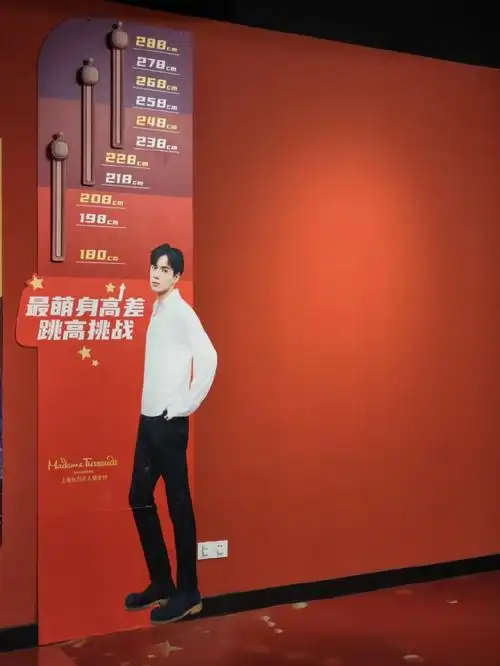 从3月26日起,让我们一起迎接胡一天蜡像的上海首秀,在中国时尚新