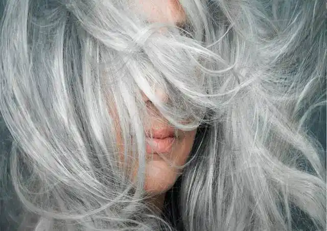 白头发越长越多到底怎么回事提醒或是体内缺了2种维生素
