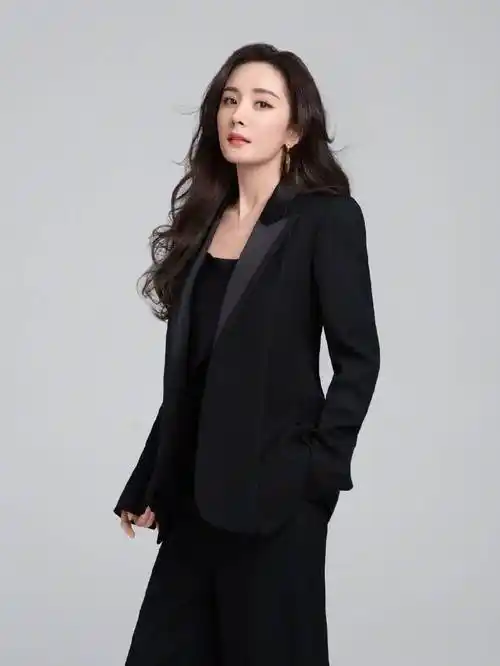 杨幂最新造型大片,身穿黑色西装套装,波浪卷发更显温柔气质-爱读书