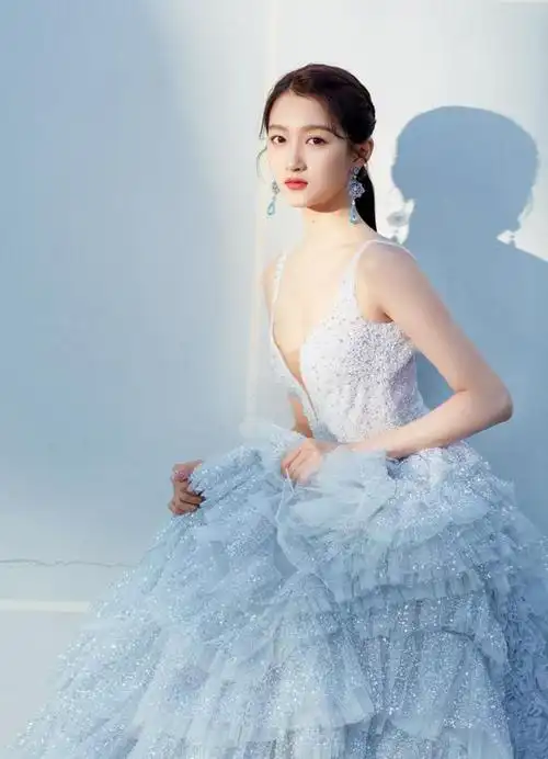 22岁关晓彤穿的真成熟!性感礼服裙长摆直接拖地,整体女人味十足|纱裙|