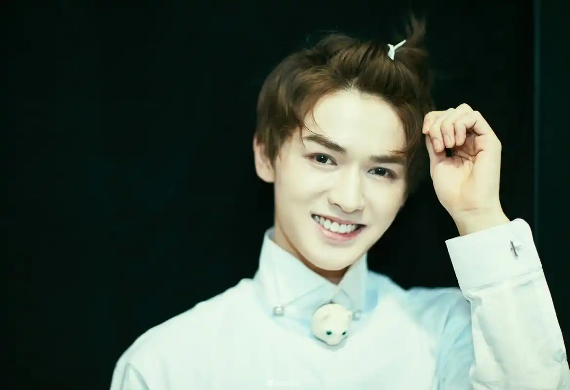 新浪娱乐讯 近日,新浪娱乐专访《偶像练习生》学员朱正廷,他身穿白色