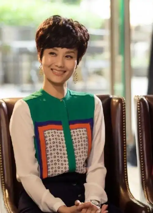 同样因为人气太高,加上年龄渐长的原因,李颖从模特转行做演员之后参演