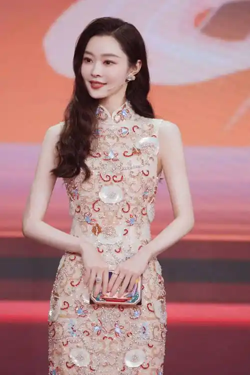 宋轶穿华丽旗袍主持中秋晚会,身材窈窕明艳大气,被赞是最清纯女星