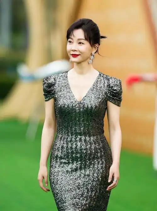 海南之夜景甜绝美动人徐璐蜂腰抢镜黄晓明发胖吸睛成焦点