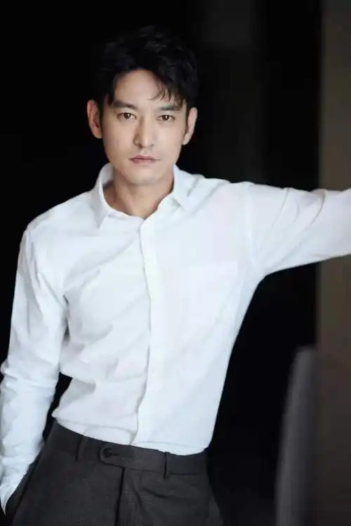 袁文康衬衣造型 展现儒雅气质!