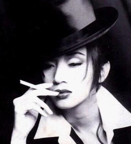 30个瞬间让你了解风华绝代梅艳芳