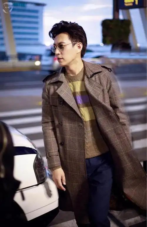 靳东回沪参加品牌活动 网友惊呼贺涵好帅