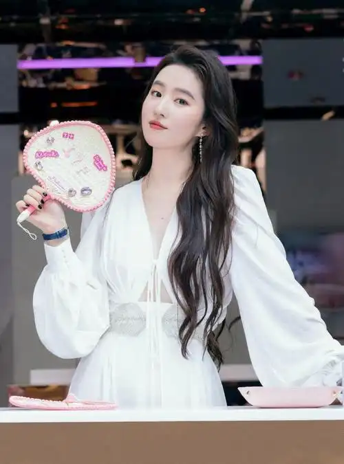 刘亦菲好似仙女下凡,一身白色露背长裙纯洁婉约,五官精致太美了