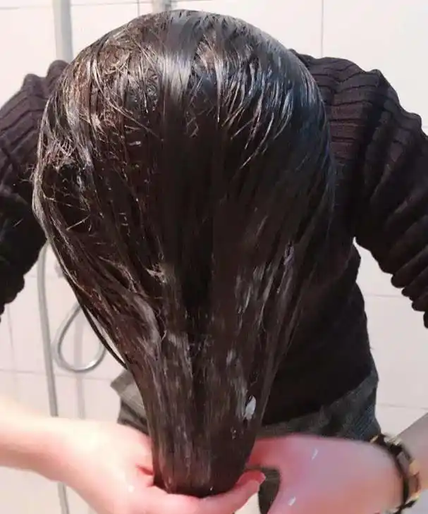 女生洗头发后易"出油",多半因这3种洗发水,劝你赶紧扔了