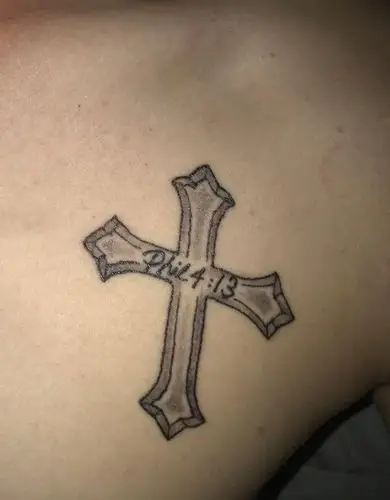 男生背部简单十字架纹身图片赏析分享!