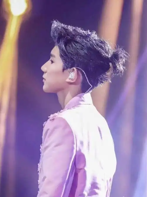 尽管这头发没有千玺多,但是看上去有点呆萌啊,特别是因为太短了没能弄