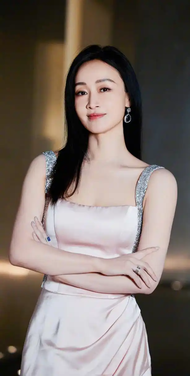 赵子琪,白色高开叉长礼裙,性感优雅!