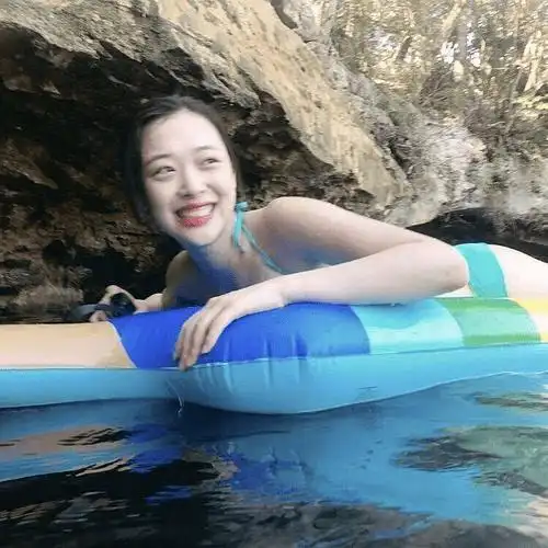 今天雪莉又更新了一组照片,照片中的她正在海边游玩,身穿泳衣照样是