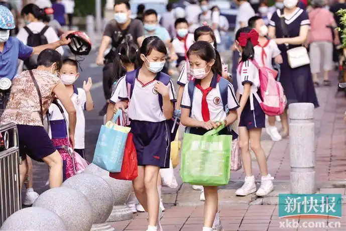 上放学重要路段实行"见警察,见警车,见警灯"