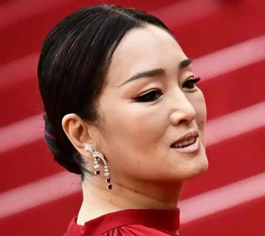 巩俐戛纳走红毯,玩儿的就是个霸气,也只有巩俐才能享受到清场五分钟.