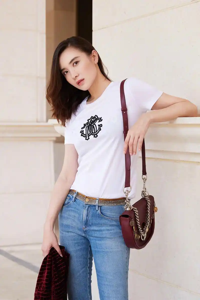 宋佳:身材好气质佳,全身都散发着精致的女人味