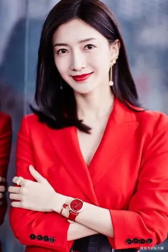 原创江疏影黑色西装烈焰红唇片场玩自拍,名片不打码被网友打到停机?