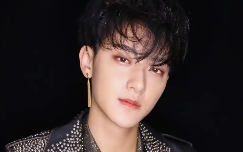 黄子韬帅气图片高清电脑桌面壁纸