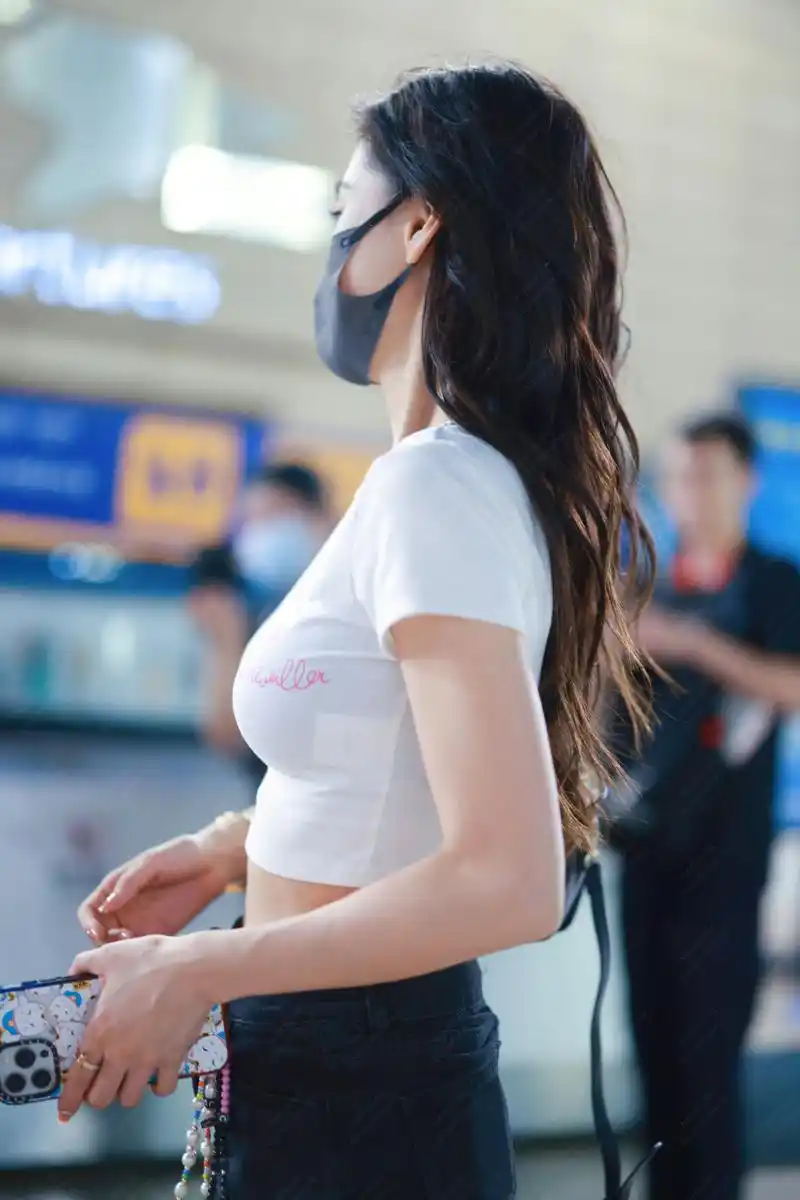 杨颖简单穿搭机场街拍照,身材凹凸有致.#九月动态激励计划