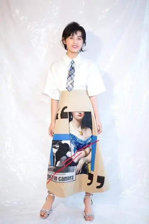 张子枫不刻意为了增高穿高跟鞋了换双马丁靴格外的时髦