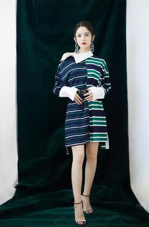 古力娜扎和宋茜穿同款露肩衬衫,一个优雅迷人,一个青春俏皮