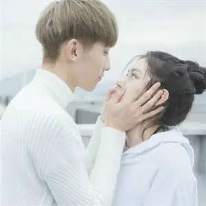 抱脸欲吻_唯美情侣头像图片_扣扣居