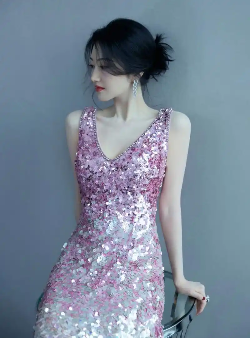 景甜# 身穿粉色亮片吊带裙,肤白貌美的容颜,清纯妩媚,丰满傲人的事