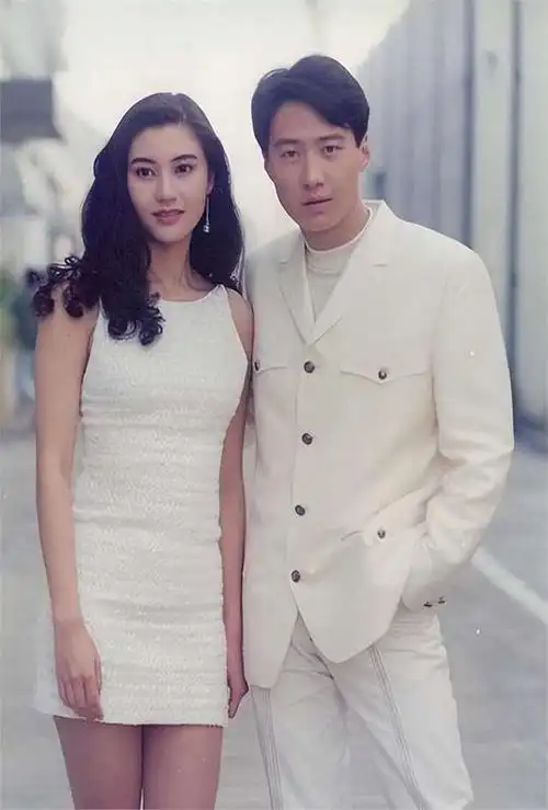 60岁倪震变成油腻大叔,秃头苍老,周慧敏与老公一同出席晚宴