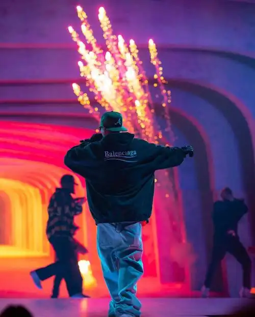 看背影就知道是你哥啊～#justinbieber