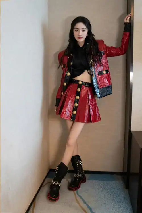 杨幂红皮衣短裙