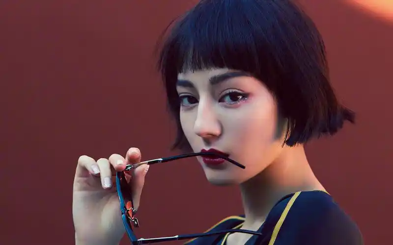 迪丽热巴短发齐刘海高清桌面壁纸