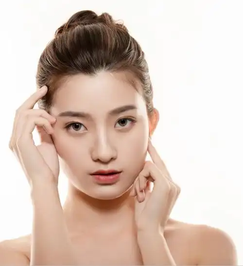 导语:拥有白嫩的肌肤是所有人的梦想,皮肤白皙的人会给人一种很干净