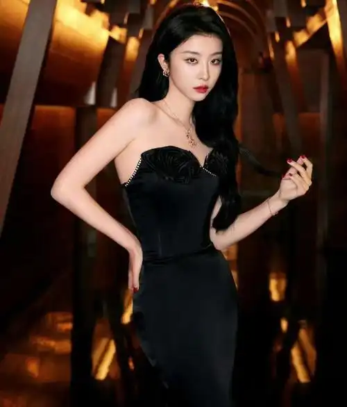 视界大会女星资源堪忧!刘诗诗高定像敬酒服,金晨被指模仿杨颖