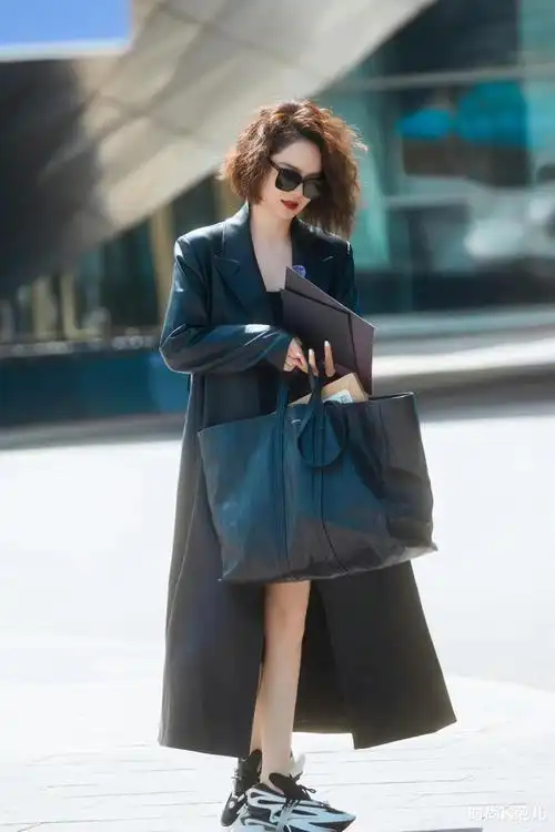 裸妆|二胎辣妈戚薇复工拍综艺,一身黑色皮大衣搭短发,又美又飒!