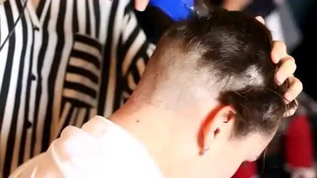 小姐姐挑战光头发型,把长发剪了再剃光后,看着很有个性