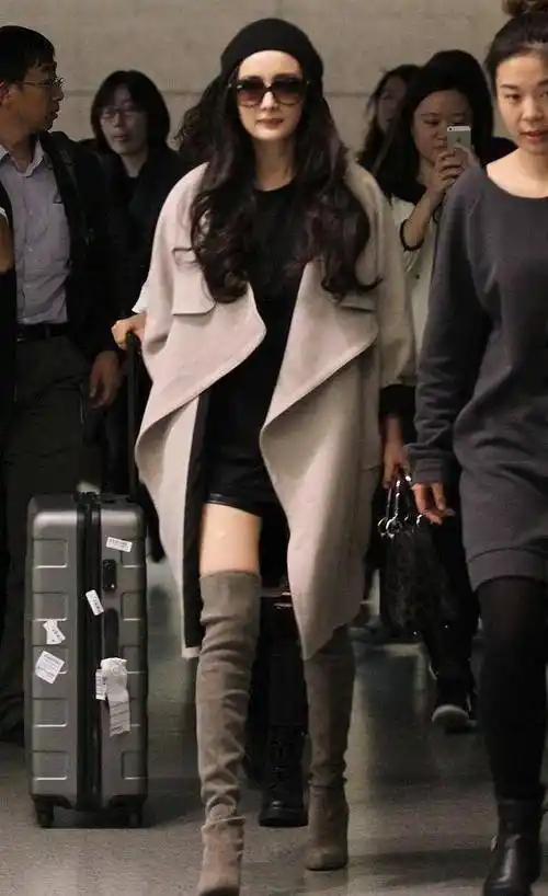 杨幂穿大衣也要秀身材配卫衣长靴挺潇洒纤细身材真撩人