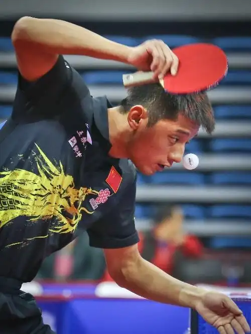 图文:"直通东京"首日比赛 张继科发球