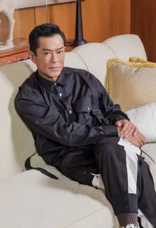 53岁古天乐当老板为年轻女演员站台,嘴唇变薄颧骨增突显出年纪