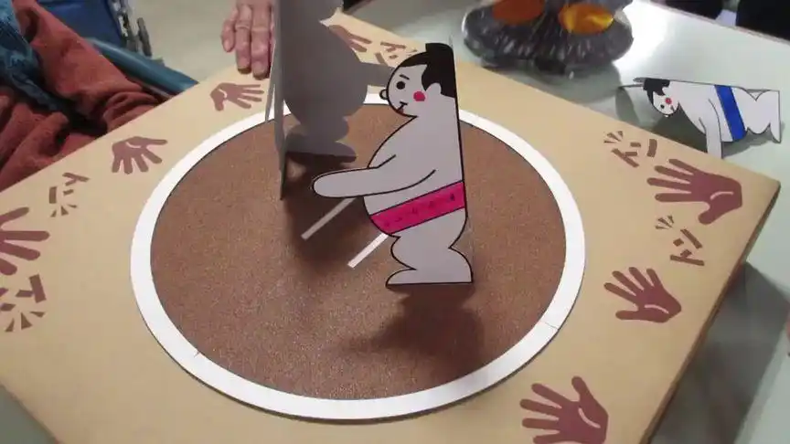 纸相扑,是一种用木头或厚纸板制作的游戏