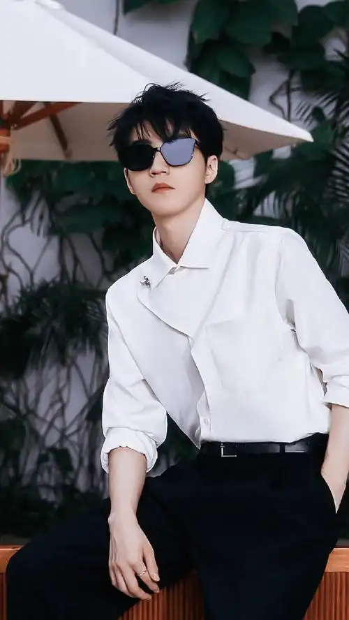 王俊凯喜欢日落的原因##王俊凯白衬衫墨镜造型