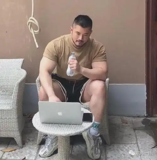 32岁上海肌肉壮男太撩了这胸肌是真实存在的么