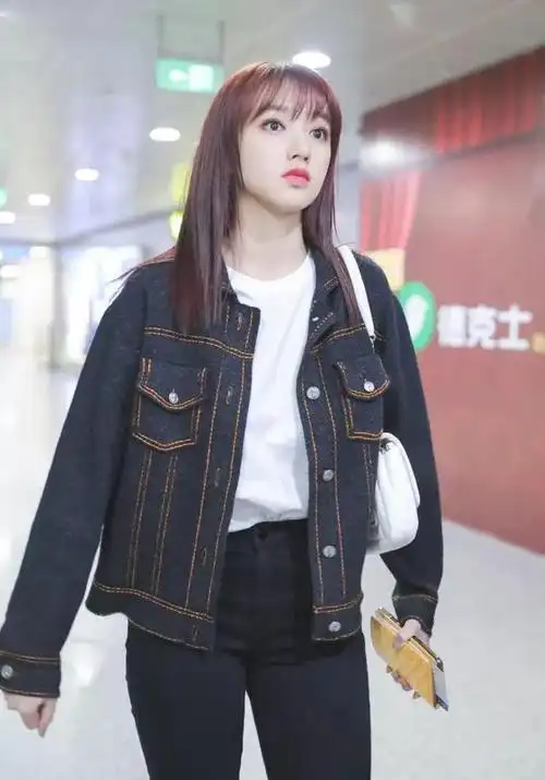 程潇亮相活动,一袭黑色亮片西装搭配塑料鞋,时尚到让人看不懂