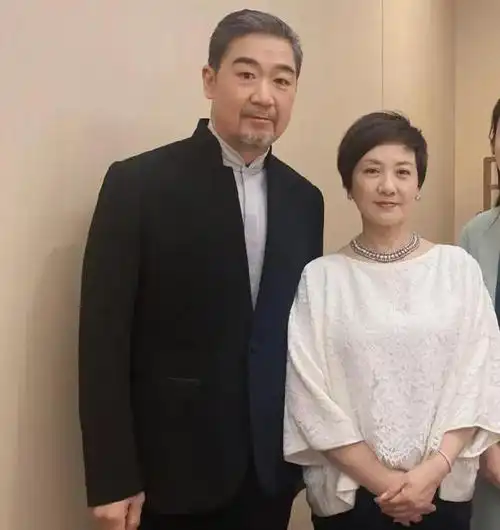 69岁张国立深圳爬山被偶遇头发胡须花白与路人热情招呼好亲切