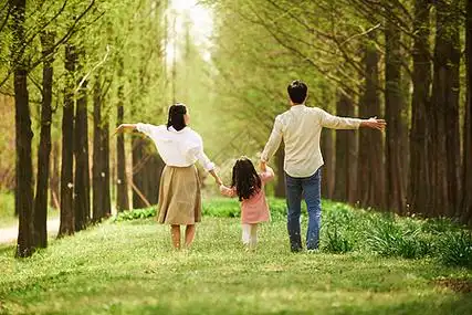 公园郊游玩耍的一家三口背影图片素材