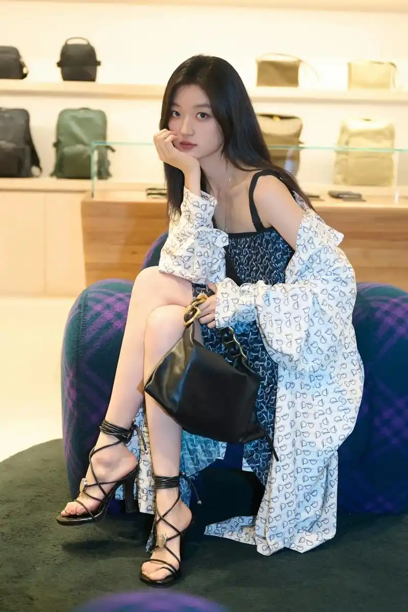 孙千黑色绑带高跟鞋.孙千的大长腿,鞋也很棒#大长腿 #高跟鞋 - 抖音