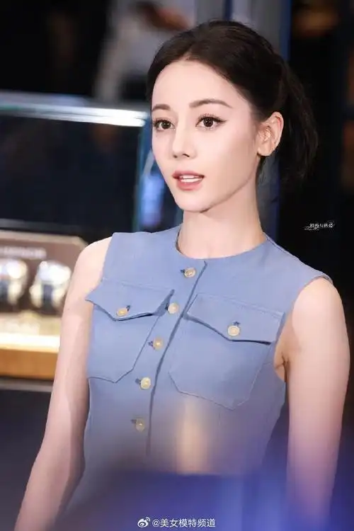 迪丽热巴穿蓝色套装秀身材盘发造型侧颜线条优越