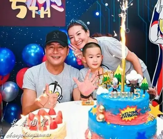 江珊的现任老公首曝光,二人亲密合影幸福甜蜜