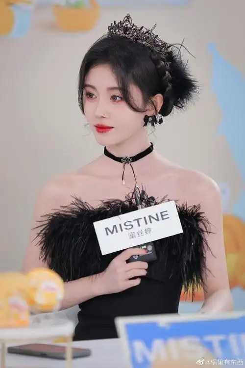 感觉黑色把鞠婧祎衬得更加的美丽大方动人了