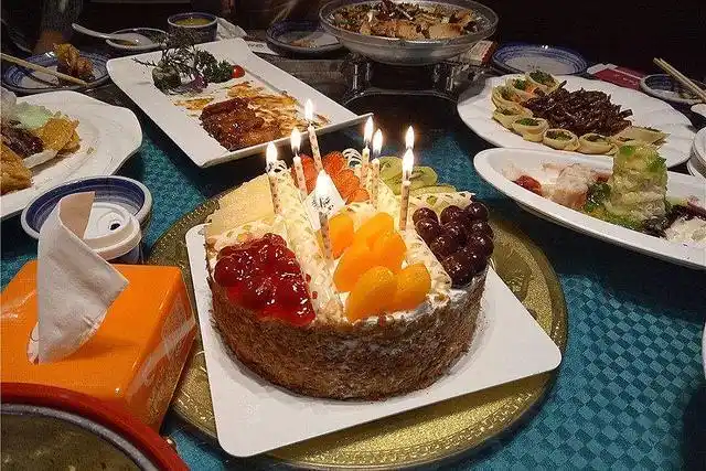 娃过生日宝妈送高级蛋糕到幼儿园却没人吃家长炫耀啥