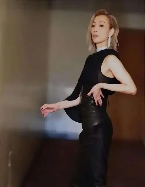 郑秀文,断崖式变老!她到底经历了啥?简直认不出了